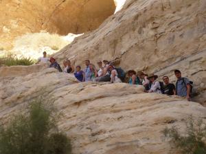 Bildungsurlaub Israel 2015Die Gruppe bei der Wanderung durch das Tal von Avdat2
